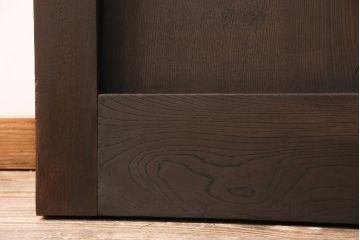 明治期の格子蔵戸をリペア&カスタム!格子裏にクリアガラスをはめ込み、引き手を取り付け。下框の振れ止め加工。当店商品を参考に着色し仕上げ。(引き戸、建具)