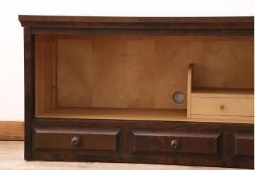 北海道民芸家具のローボードをリペア&カスタム!建具を板戸からレーザー組子入りガラス戸に変更。背面穴開け加工。現状の色味に合わせて着色し仕上げ。(テレビ台、収納棚、戸棚)