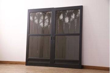 透かし彫りのガラス入り板戸2枚をリペア&カスタム!高品質リペアを施し、設置場所に合わせてリサイズ。(ガラス戸、引き戸、建具)