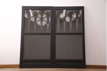 透かし彫りのガラス入り板戸2枚をリペア&カスタム!高品質リペアを施し、設置場所に合わせてリサイズ。(ガラス戸、引き戸、建具)