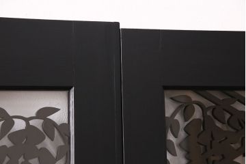 透かし彫りのガラス入り板戸2枚をリペア&カスタム!高品質リペアを施し、設置場所に合わせてリサイズ。(ガラス戸、引き戸、建具)