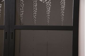 透かし彫りのガラス入り板戸2枚をリペア&カスタム!高品質リペアを施し、設置場所に合わせてリサイズ。(ガラス戸、引き戸、建具)