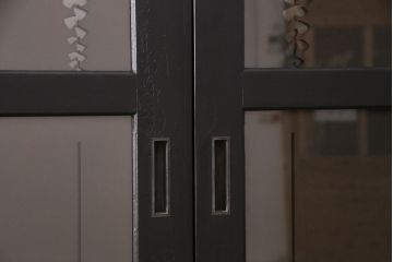 透かし彫りのガラス入り板戸2枚をリペア&カスタム!高品質リペアを施し、設置場所に合わせてリサイズ。(ガラス戸、引き戸、建具)