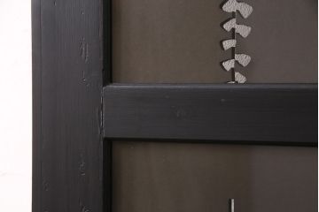 透かし彫りのガラス入り板戸2枚をリペア&カスタム!高品質リペアを施し、設置場所に合わせてリサイズ。(ガラス戸、引き戸、建具)