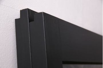 透かし彫りのガラス入り板戸2枚をリペア&カスタム!高品質リペアを施し、設置場所に合わせてリサイズ。(ガラス戸、引き戸、建具)