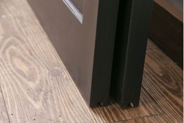 透かし彫りのガラス入り板戸2枚をリペア&カスタム!高品質リペアを施し、設置場所に合わせてリサイズ。(ガラス戸、引き戸、建具)