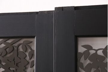 透かし彫りのガラス入り板戸2枚をリペア&カスタム!高品質リペアを施し、設置場所に合わせてリサイズ。(ガラス戸、引き戸、建具)