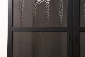 透かし彫りのガラス入り板戸2枚をリペア&カスタム!高品質リペアを施し、設置場所に合わせてリサイズ。(ガラス戸、引き戸、建具)