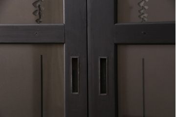 透かし彫りのガラス入り板戸2枚をリペア&カスタム!高品質リペアを施し、設置場所に合わせてリサイズ。(ガラス戸、引き戸、建具)