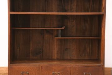 戸棚をリペア&カスタム!建具のガラスを透明アクリルに変更。1トーン落ち着いた色味に着色し仕上げ。(収納棚、茶棚、茶箪笥)