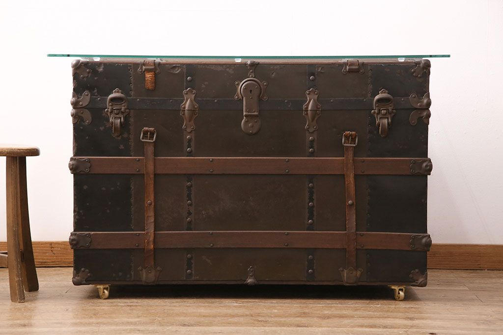 トランクダイニングテーブルをリペア&カスタム!強化ガラス天板、キャスターを取り付け。底板の補強。トランク内部はベニヤ板で内貼り加工。(リビングテーブル、センターテーブル)