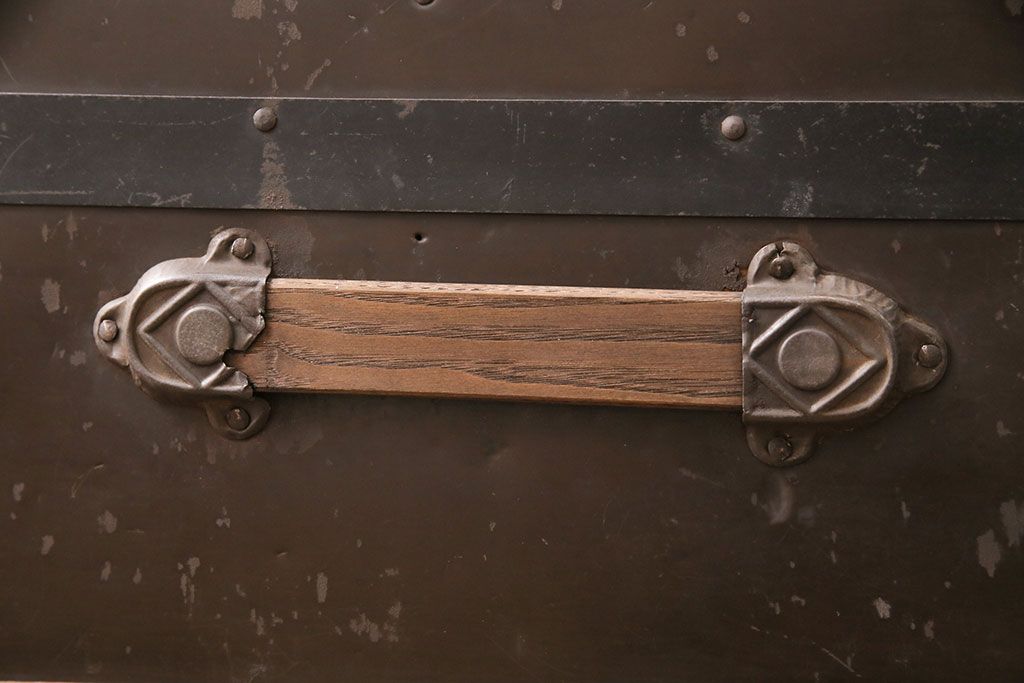 トランクダイニングテーブルをリペア&カスタム!強化ガラス天板、キャスターを取り付け。底板の補強。トランク内部はベニヤ板で内貼り加工。(リビングテーブル、センターテーブル)