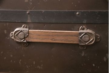 トランクダイニングテーブルをリペア&カスタム!強化ガラス天板、キャスターを取り付け。底板の補強。トランク内部はベニヤ板で内貼り加工。(リビングテーブル、センターテーブル)