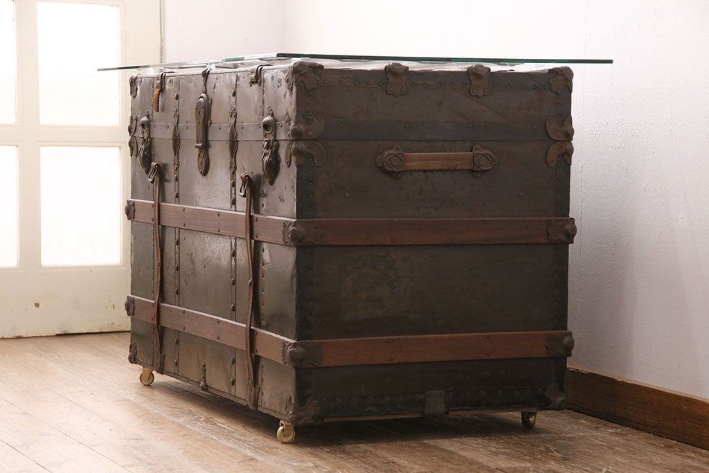 トランクダイニングテーブルをリペア&カスタム!強化ガラス天板、キャスターを取り付け。底板の補強。トランク内部はベニヤ板で内貼り加工。(リビングテーブル、センターテーブル)