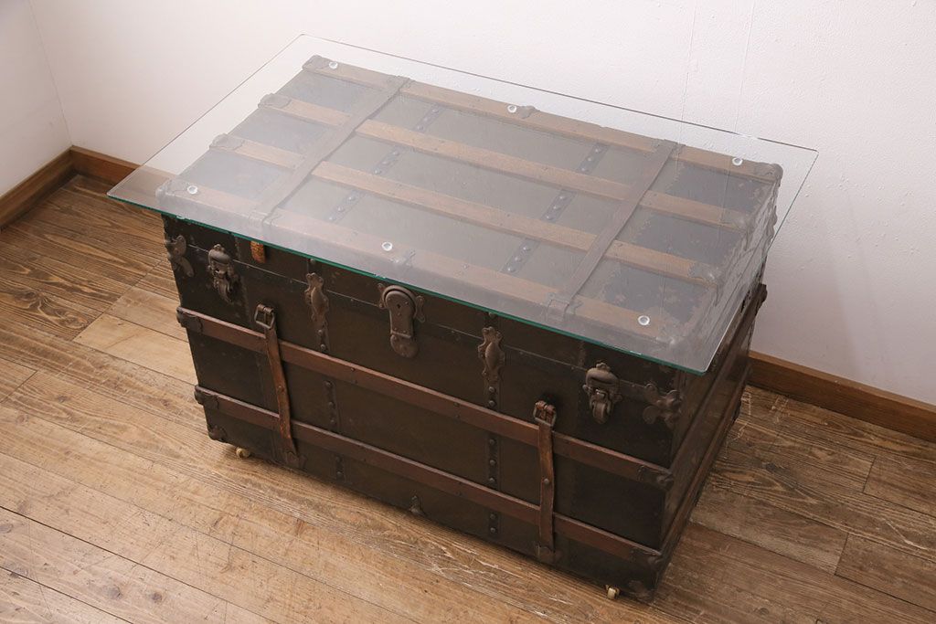 トランクダイニングテーブルをリペア&カスタム!強化ガラス天板、キャスターを取り付け。底板の補強。トランク内部はベニヤ板で内貼り加工。(リビングテーブル、センターテーブル)