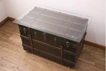 トランクダイニングテーブルをリペア&カスタム!強化ガラス天板、キャスターを取り付け。底板の補強。トランク内部はベニヤ板で内貼り加工。(リビングテーブル、センターテーブル)