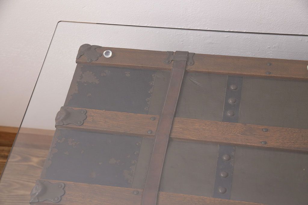 トランクダイニングテーブルをリペア&カスタム!強化ガラス天板、キャスターを取り付け。底板の補強。トランク内部はベニヤ板で内貼り加工。(リビングテーブル、センターテーブル)