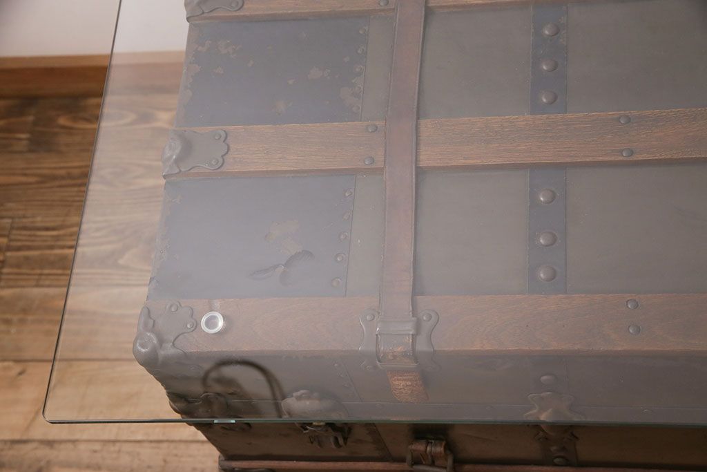 トランクダイニングテーブルをリペア&カスタム!強化ガラス天板、キャスターを取り付け。底板の補強。トランク内部はベニヤ板で内貼り加工。(リビングテーブル、センターテーブル)