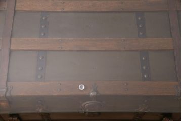 トランクダイニングテーブルをリペア&カスタム!強化ガラス天板、キャスターを取り付け。底板の補強。トランク内部はベニヤ板で内貼り加工。(リビングテーブル、センターテーブル)