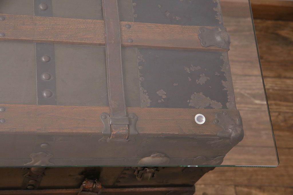 トランクダイニングテーブルをリペア&カスタム!強化ガラス天板、キャスターを取り付け。底板の補強。トランク内部はベニヤ板で内貼り加工。(リビングテーブル、センターテーブル)