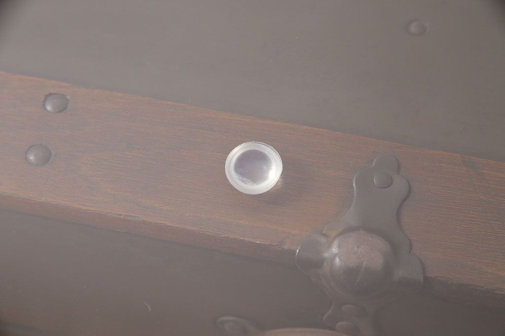 トランクダイニングテーブルをリペア&カスタム!強化ガラス天板、キャスターを取り付け。底板の補強。トランク内部はベニヤ板で内貼り加工。(リビングテーブル、センターテーブル)