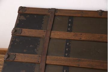 トランクダイニングテーブルをリペア&カスタム!強化ガラス天板、キャスターを取り付け。底板の補強。トランク内部はベニヤ板で内貼り加工。(リビングテーブル、センターテーブル)