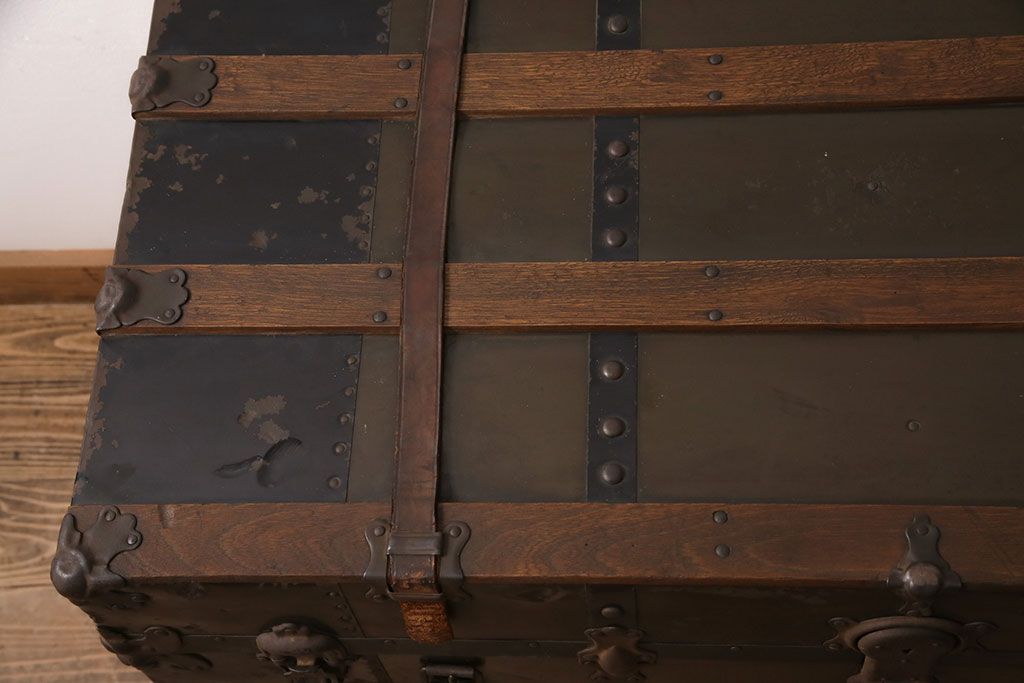 トランクダイニングテーブルをリペア&カスタム!強化ガラス天板、キャスターを取り付け。底板の補強。トランク内部はベニヤ板で内貼り加工。(リビングテーブル、センターテーブル)