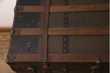 トランクダイニングテーブルをリペア&カスタム!強化ガラス天板、キャスターを取り付け。底板の補強。トランク内部はベニヤ板で内貼り加工。(リビングテーブル、センターテーブル)