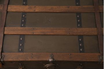 トランクダイニングテーブルをリペア&カスタム!強化ガラス天板、キャスターを取り付け。底板の補強。トランク内部はベニヤ板で内貼り加工。(リビングテーブル、センターテーブル)