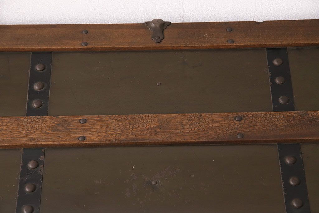 トランクダイニングテーブルをリペア&カスタム!強化ガラス天板、キャスターを取り付け。底板の補強。トランク内部はベニヤ板で内貼り加工。(リビングテーブル、センターテーブル)