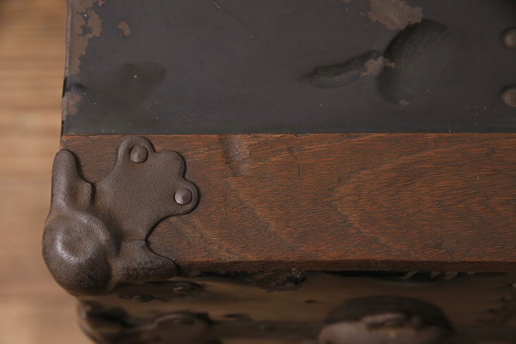 トランクダイニングテーブルをリペア&カスタム!強化ガラス天板、キャスターを取り付け。底板の補強。トランク内部はベニヤ板で内貼り加工。(リビングテーブル、センターテーブル)