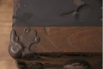 トランクダイニングテーブルをリペア&カスタム!強化ガラス天板、キャスターを取り付け。底板の補強。トランク内部はベニヤ板で内貼り加工。(リビングテーブル、センターテーブル)