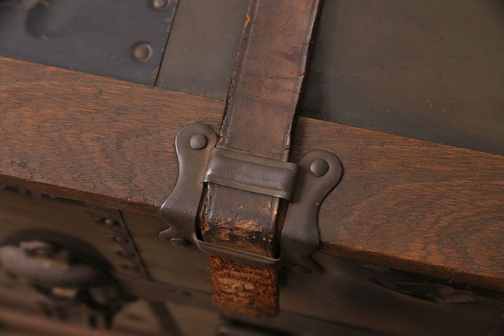 トランクダイニングテーブルをリペア&カスタム!強化ガラス天板、キャスターを取り付け。底板の補強。トランク内部はベニヤ板で内貼り加工。(リビングテーブル、センターテーブル)