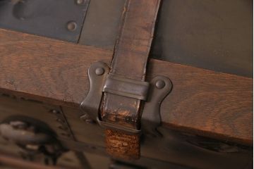 トランクダイニングテーブルをリペア&カスタム!強化ガラス天板、キャスターを取り付け。底板の補強。トランク内部はベニヤ板で内貼り加工。(リビングテーブル、センターテーブル)