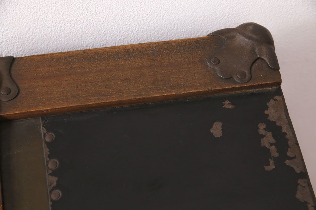 トランクダイニングテーブルをリペア&カスタム!強化ガラス天板、キャスターを取り付け。底板の補強。トランク内部はベニヤ板で内貼り加工。(リビングテーブル、センターテーブル)