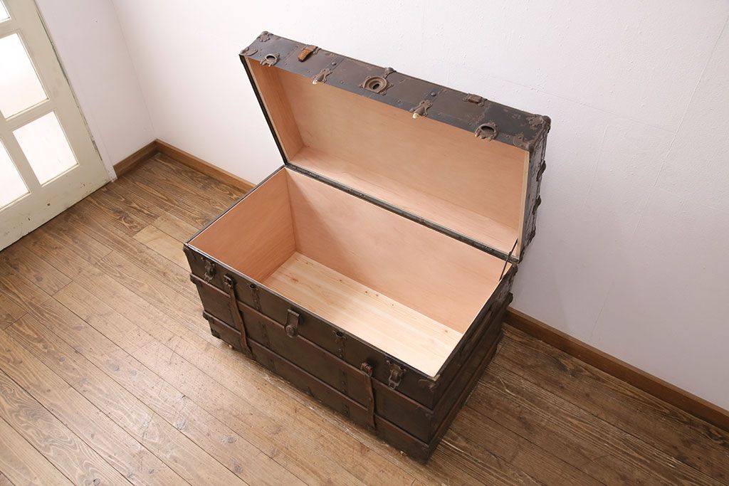 トランクダイニングテーブルをリペア&カスタム!強化ガラス天板、キャスターを取り付け。底板の補強。トランク内部はベニヤ板で内貼り加工。(リビングテーブル、センターテーブル)