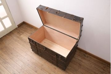 トランクダイニングテーブルをリペア&カスタム!強化ガラス天板、キャスターを取り付け。底板の補強。トランク内部はベニヤ板で内貼り加工。(リビングテーブル、センターテーブル)