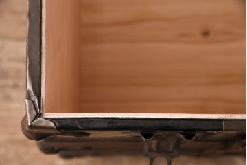 トランクダイニングテーブルをリペア&カスタム!強化ガラス天板、キャスターを取り付け。底板の補強。トランク内部はベニヤ板で内貼り加工。(リビングテーブル、センターテーブル)