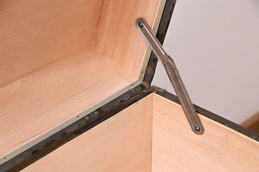 トランクダイニングテーブルをリペア&カスタム!強化ガラス天板、キャスターを取り付け。底板の補強。トランク内部はベニヤ板で内貼り加工。(リビングテーブル、センターテーブル)