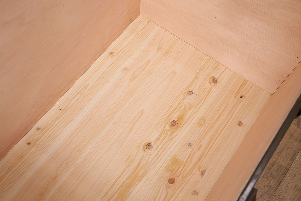 トランクダイニングテーブルをリペア&カスタム!強化ガラス天板、キャスターを取り付け。底板の補強。トランク内部はベニヤ板で内貼り加工。(リビングテーブル、センターテーブル)