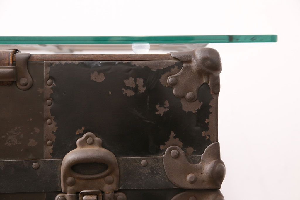 トランクダイニングテーブルをリペア&カスタム!強化ガラス天板、キャスターを取り付け。底板の補強。トランク内部はベニヤ板で内貼り加工。(リビングテーブル、センターテーブル)