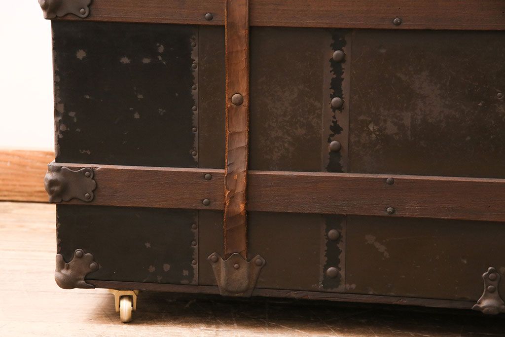 トランクダイニングテーブルをリペア&カスタム!強化ガラス天板、キャスターを取り付け。底板の補強。トランク内部はベニヤ板で内貼り加工。(リビングテーブル、センターテーブル)