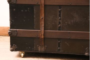 トランクダイニングテーブルをリペア&カスタム!強化ガラス天板、キャスターを取り付け。底板の補強。トランク内部はベニヤ板で内貼り加工。(リビングテーブル、センターテーブル)