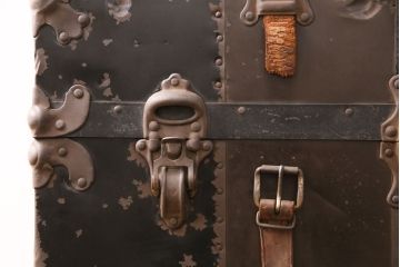 トランクダイニングテーブルをリペア&カスタム!強化ガラス天板、キャスターを取り付け。底板の補強。トランク内部はベニヤ板で内貼り加工。(リビングテーブル、センターテーブル)