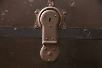 トランクダイニングテーブルをリペア&カスタム!強化ガラス天板、キャスターを取り付け。底板の補強。トランク内部はベニヤ板で内貼り加工。(リビングテーブル、センターテーブル)