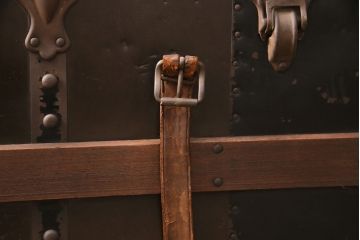 トランクダイニングテーブルをリペア&カスタム!強化ガラス天板、キャスターを取り付け。底板の補強。トランク内部はベニヤ板で内貼り加工。(リビングテーブル、センターテーブル)