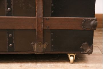 トランクダイニングテーブルをリペア&カスタム!強化ガラス天板、キャスターを取り付け。底板の補強。トランク内部はベニヤ板で内貼り加工。(リビングテーブル、センターテーブル)