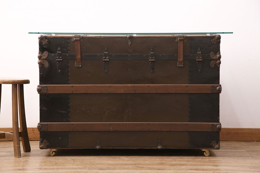 トランクダイニングテーブルをリペア&カスタム!強化ガラス天板、キャスターを取り付け。底板の補強。トランク内部はベニヤ板で内貼り加工。(リビングテーブル、センターテーブル)