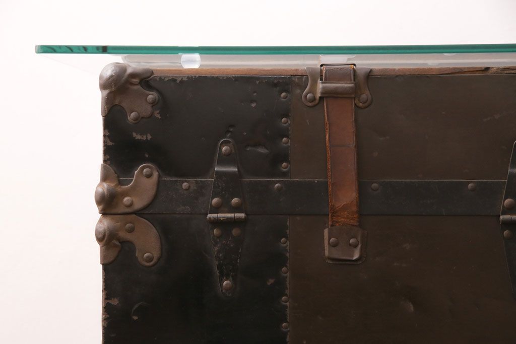 トランクダイニングテーブルをリペア&カスタム!強化ガラス天板、キャスターを取り付け。底板の補強。トランク内部はベニヤ板で内貼り加工。(リビングテーブル、センターテーブル)