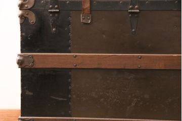 トランクダイニングテーブルをリペア&カスタム!強化ガラス天板、キャスターを取り付け。底板の補強。トランク内部はベニヤ板で内貼り加工。(リビングテーブル、センターテーブル)